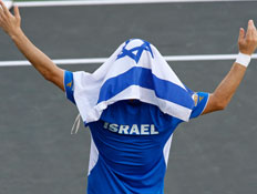 דודי סלע עם דגל ישראל על הראש (צילום: רויטרס)